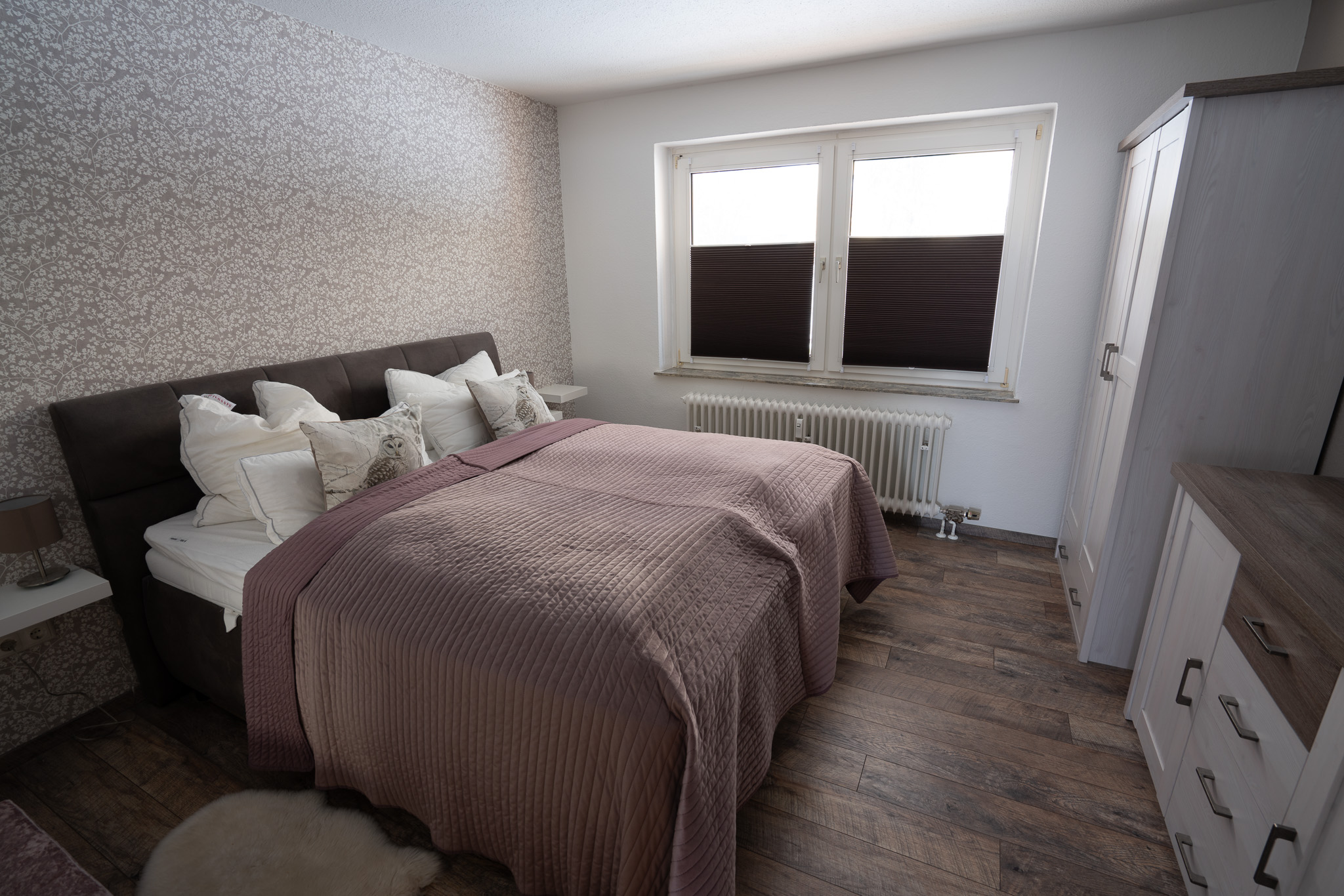Schlafzimmer mit Doppelbett